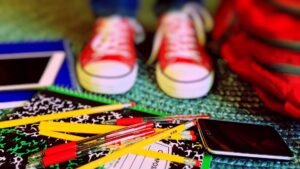 iphone-ipad-play-color-student-education-700369-pxhere.com-min